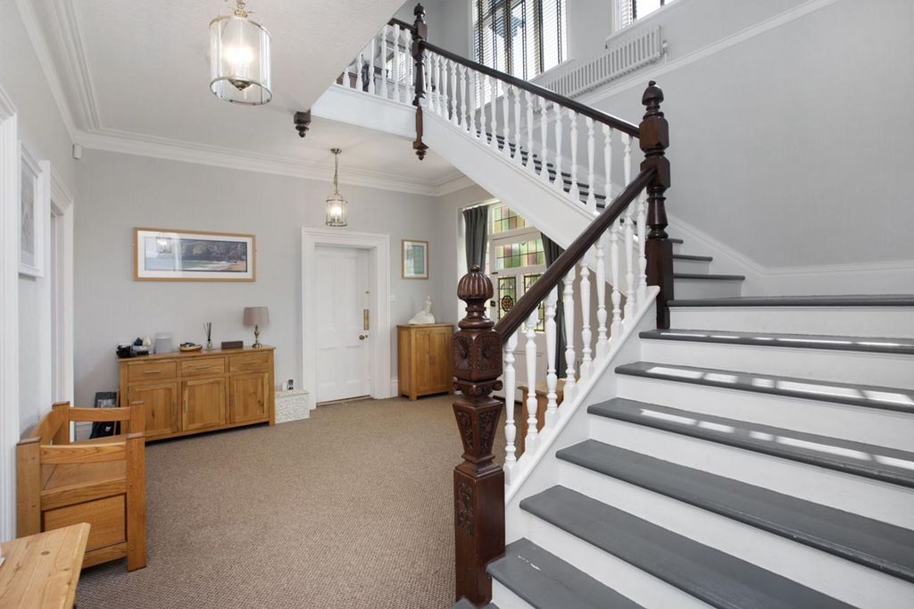 Property photo 3 of 25