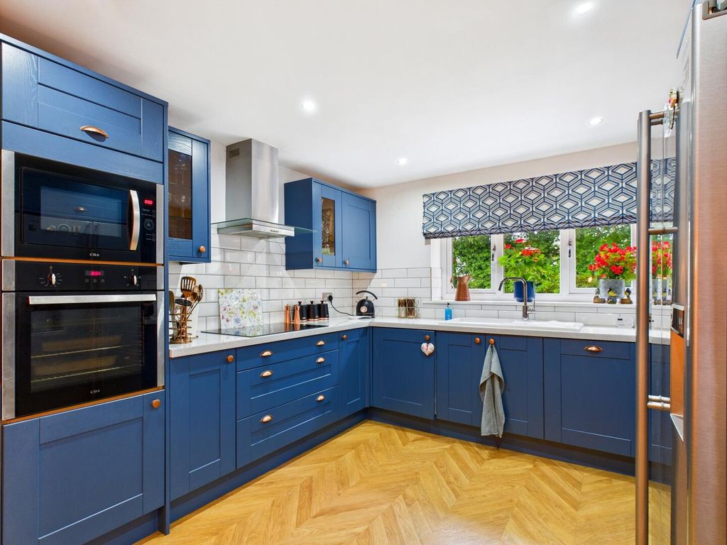 Property photo 3 of 12 Kitchen