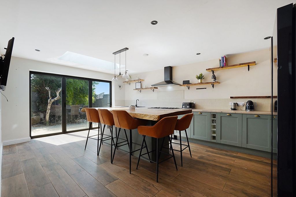 Property photo 2 of 23