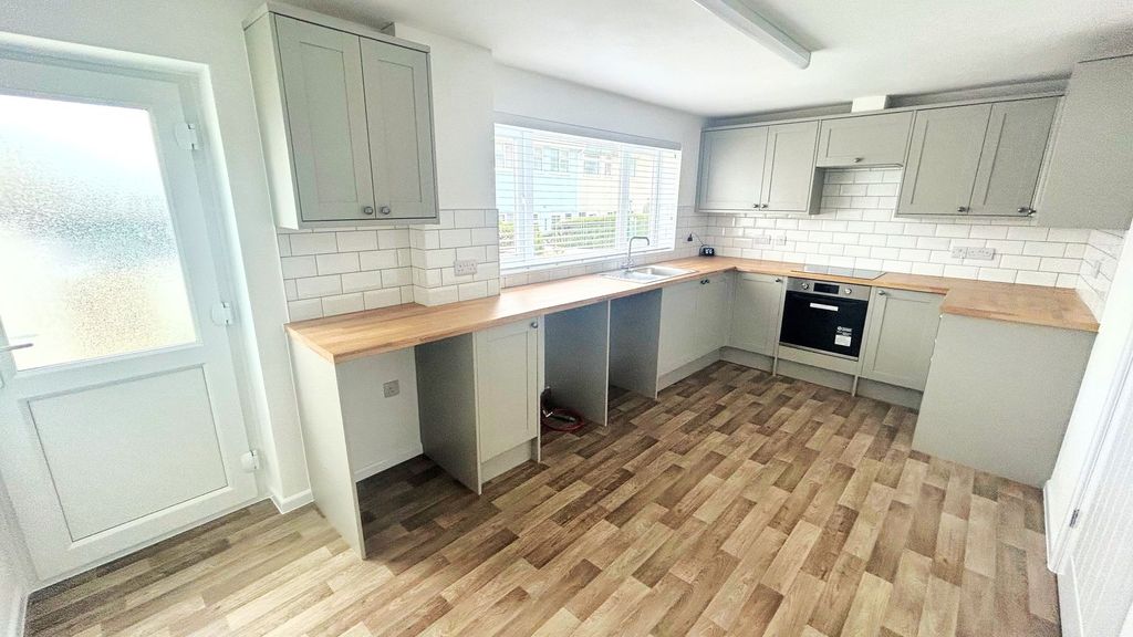 Property photo 3 of 12 Kitchen