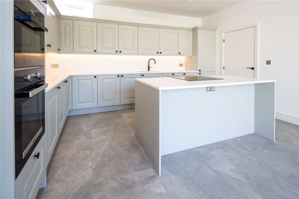 Property photo 3 of 12 Kitchen