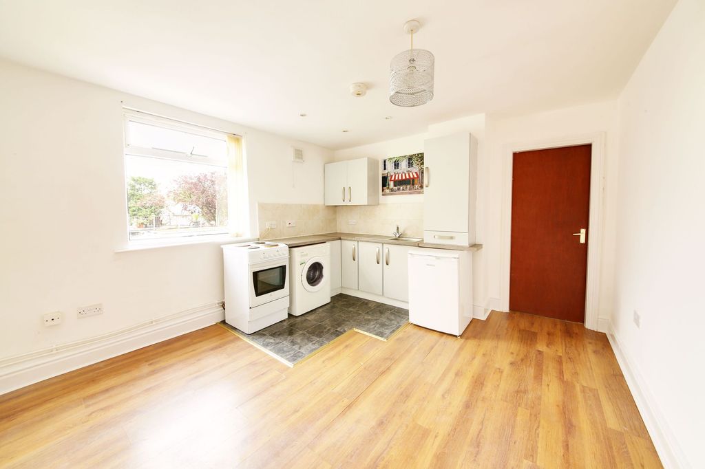 Property photo 2 of 8 Kitchen / Lounge