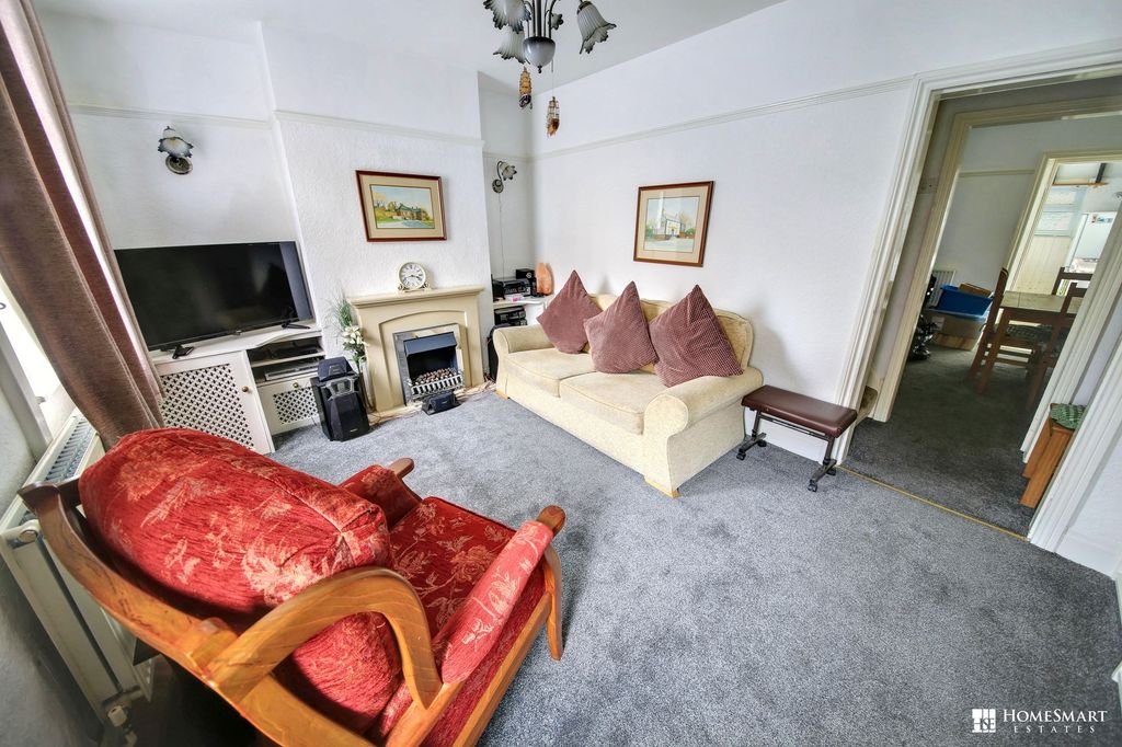 Property photo 3 of 16 Lounge