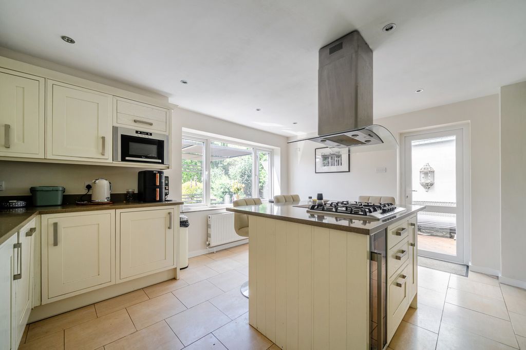 Property photo 2 of 18 1466858-14-6A1732...