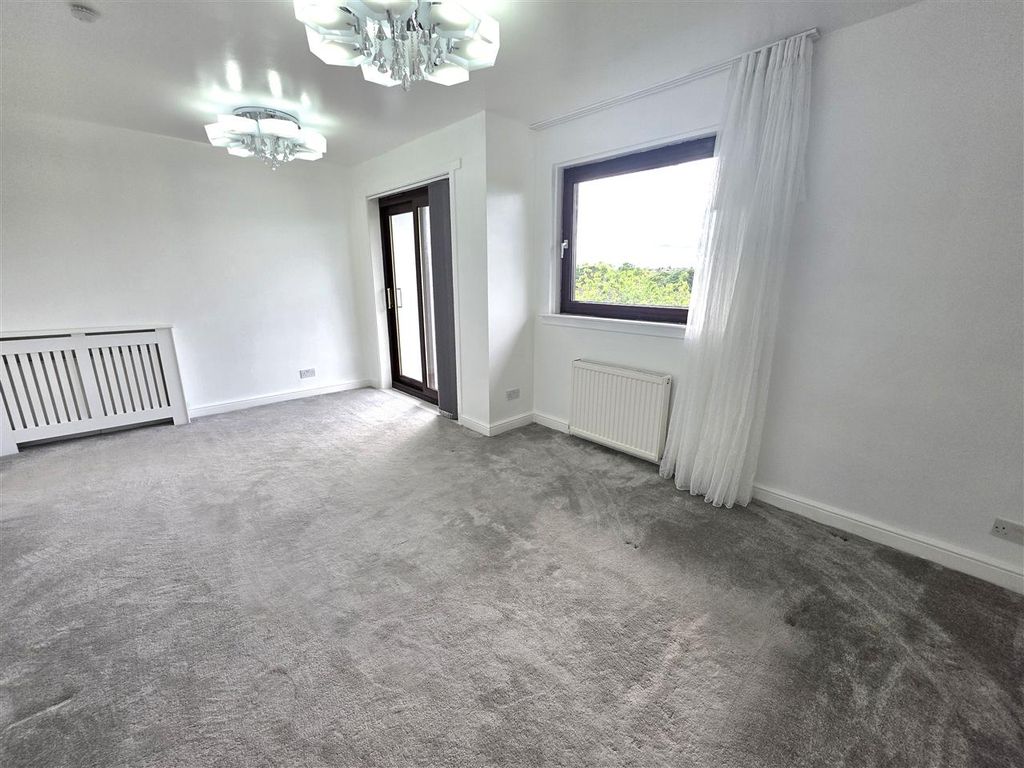Property photo 3 of 13 Lounge