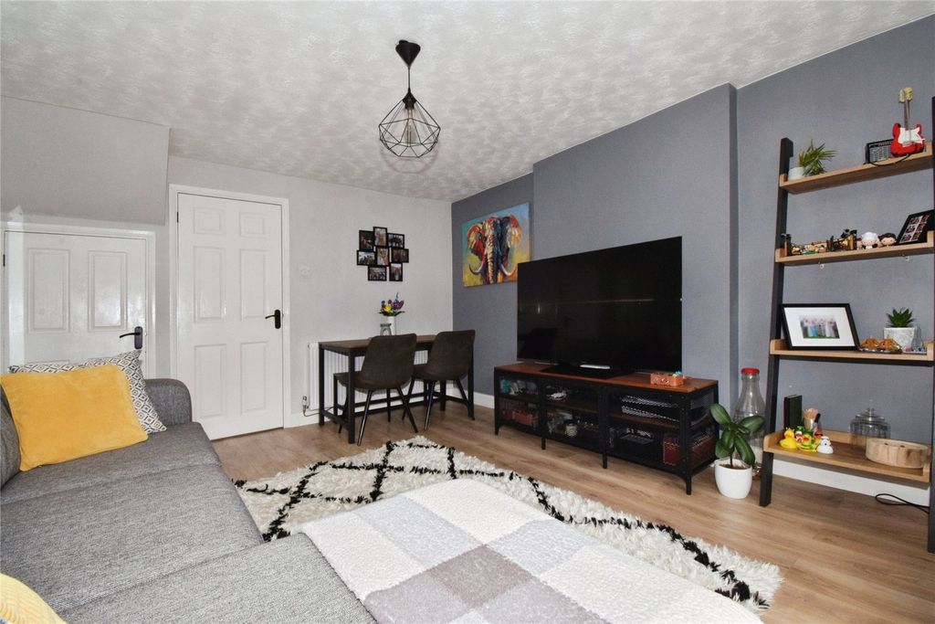 Property photo 2 of 18 Lounge