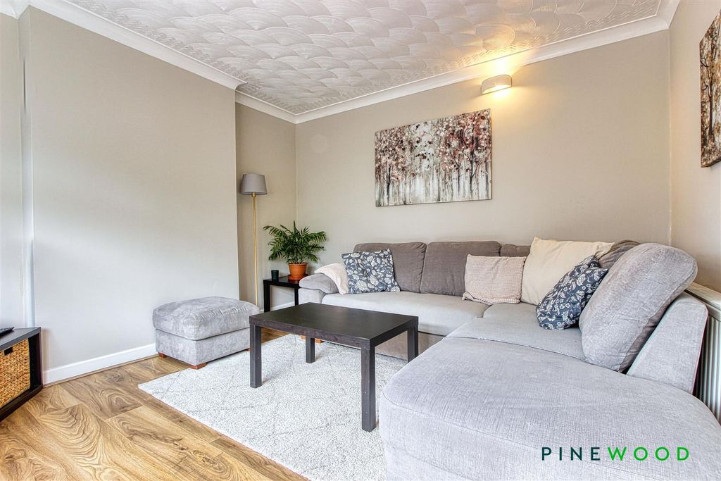 Property photo 3 of 27 Lounge