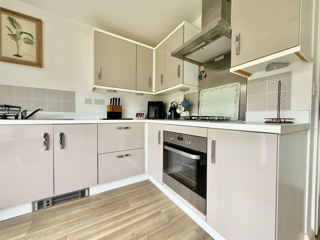 Property photo 2 of 19 E08F05d7-6Ad2-4E3F-Bb4A-4d2c0Bb0Cbb7.Jpeg