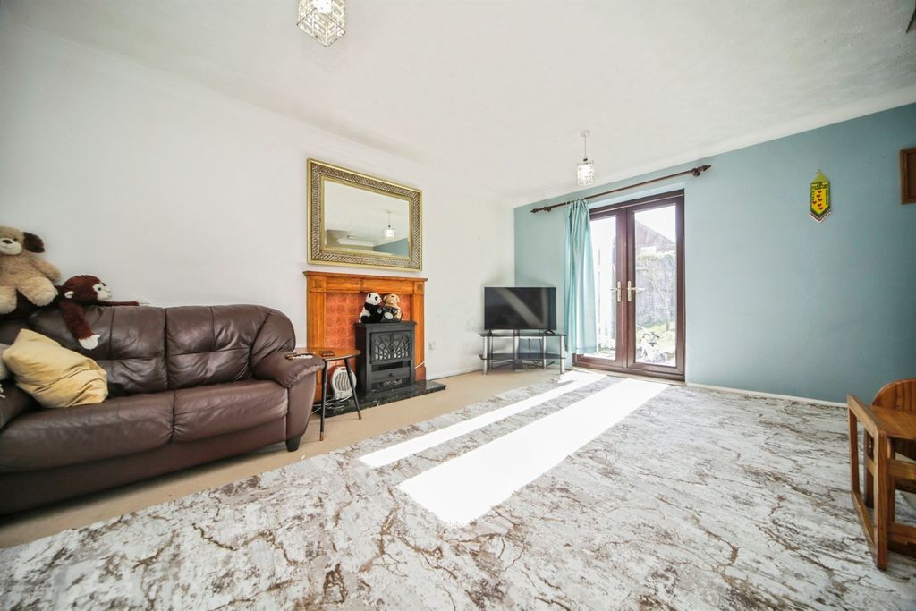 Property photo 3 of 11