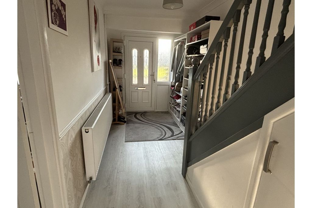 Property photo 3 of 30 Entrance Hall