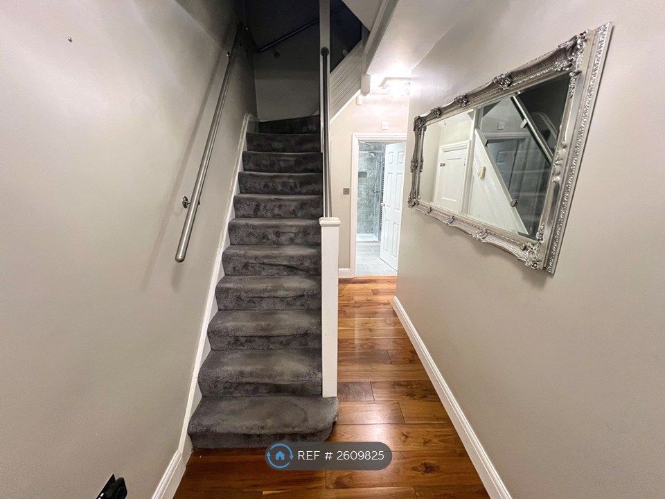 Property photo 2 of 17 Hallway