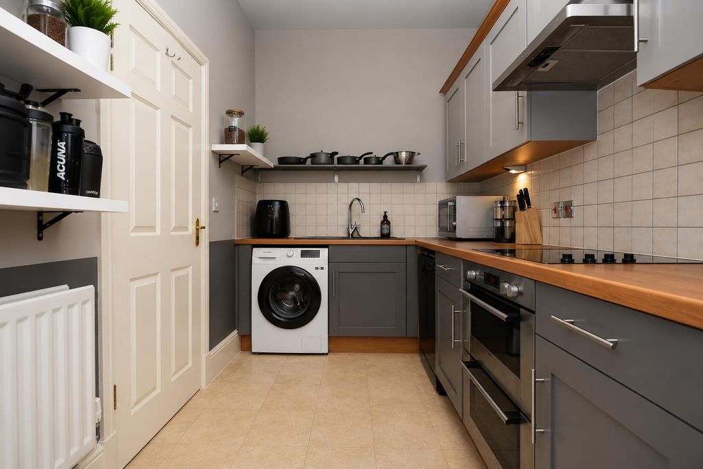 Property photo 2 of 17 Kitchen..Jpg