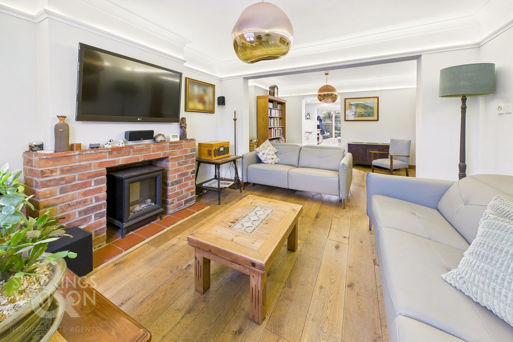 Property photo 2 of 25