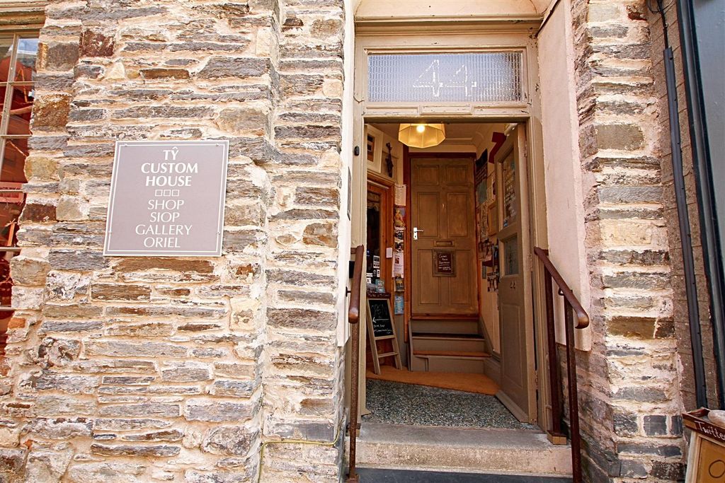 Property photo 3 of 30 Entrance