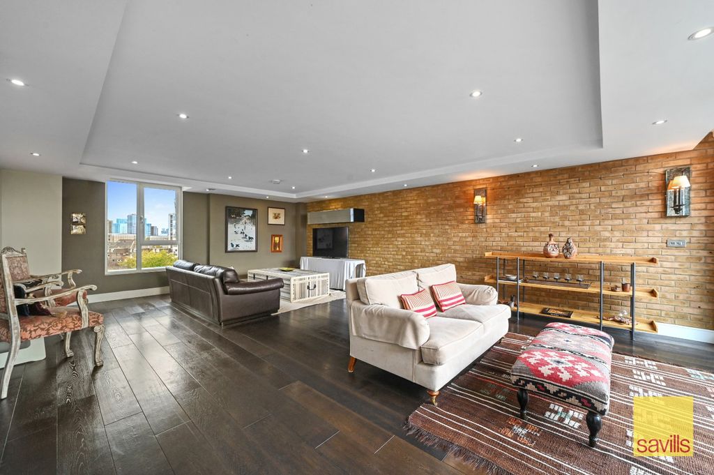 Property photo 3 of 16 Reception