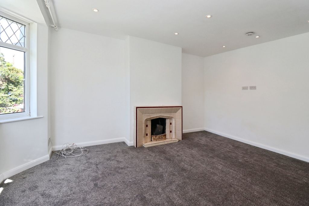 Property photo 3 of 17 Lounge