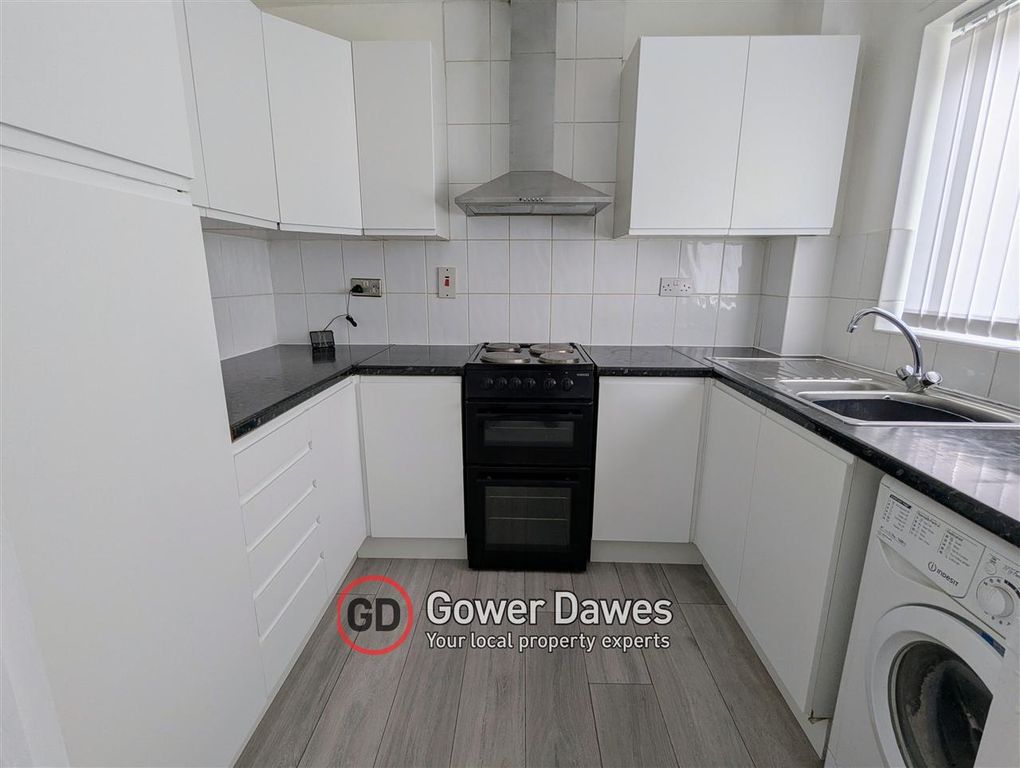 Property photo 3 of 6 Kitchen