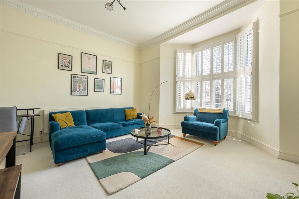 Property photo 3 of 15 Grosvenor Road, E11