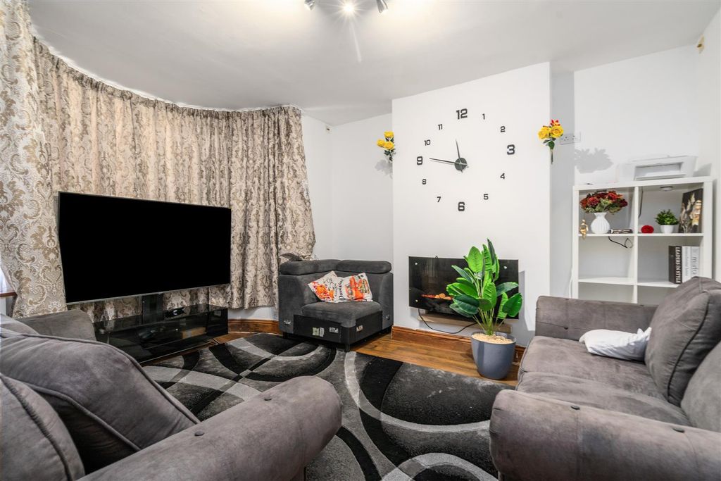 Property photo 3 of 12 73 Woodford Green Road_7.Jpg