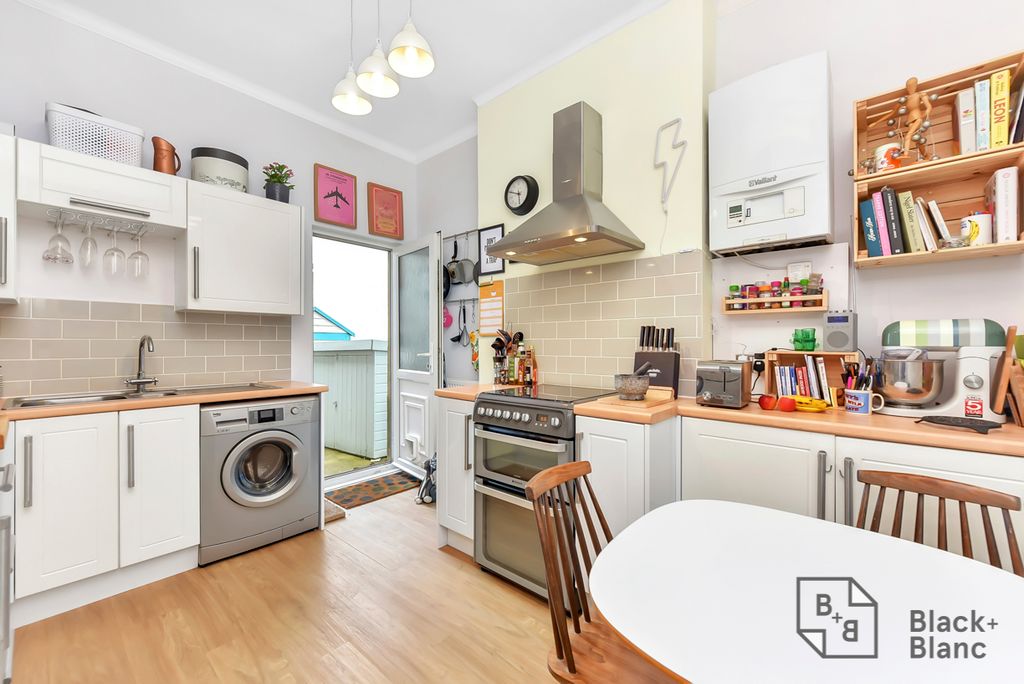Property photo 3 of 8 Kitchen