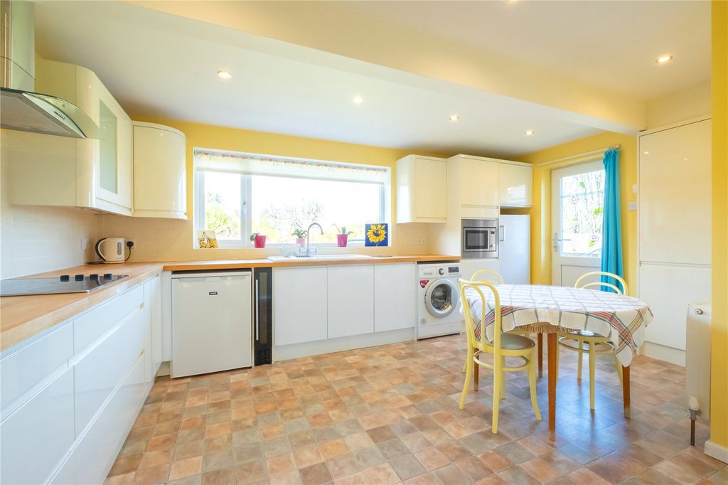 Property photo 2 of 17 Dining Kitchen
