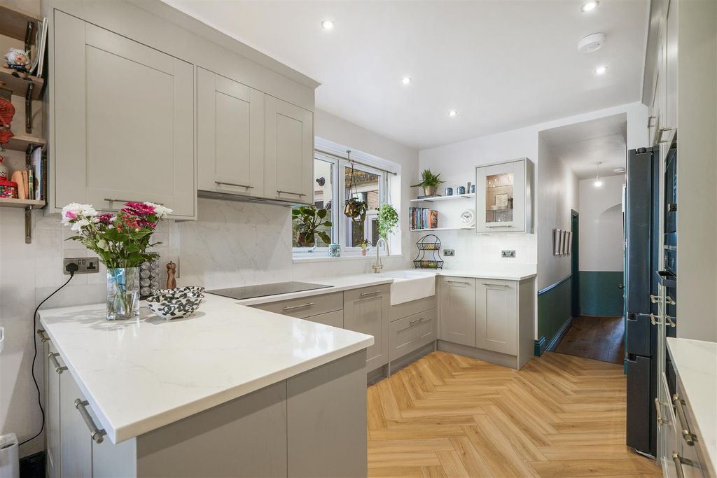 Property photo 2 of 17 8 Blashford Street - B1Hoc2Afngcgym2c3Cws.Jpg