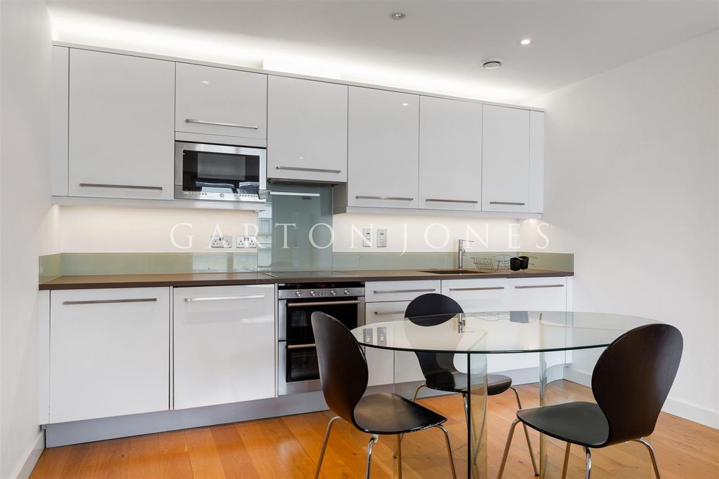 Property photo 3 of 11 Kitchen