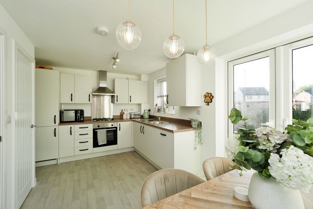 Property photo 3 of 17 Kitchen