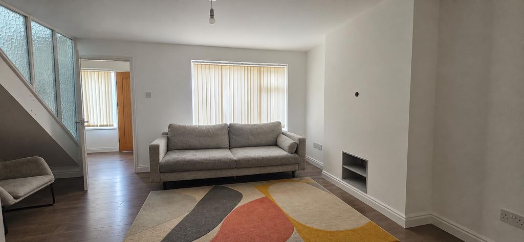 Property photo 3 of 17 Minimalist Living Room With Abstract Rug.Png