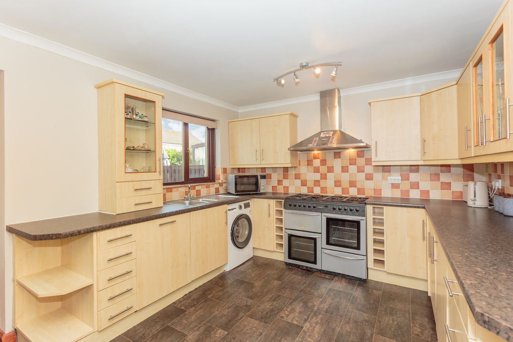Property photo 3 of 28 Kitchen