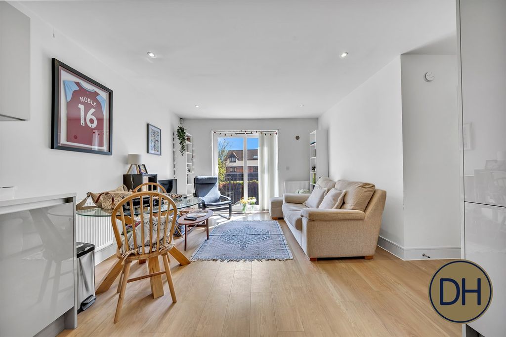 Property photo 3 of 17 Theydon Mews