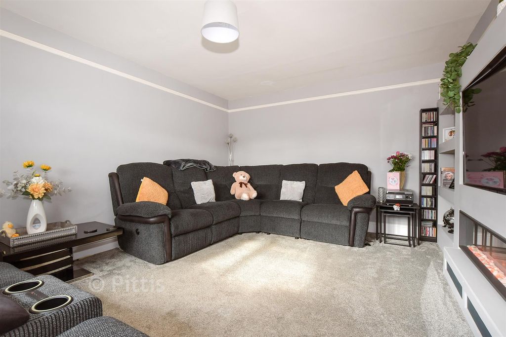 Property photo 1 of 12 Lounge