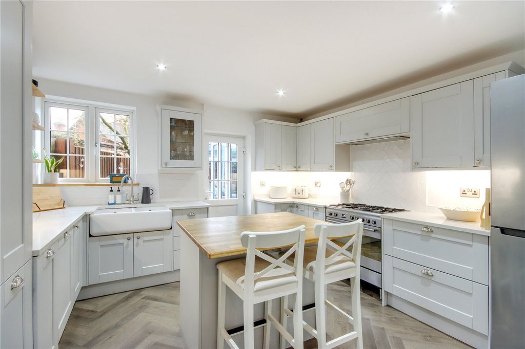 Property photo 2 of 12 Kitchen/Breakfast Rm