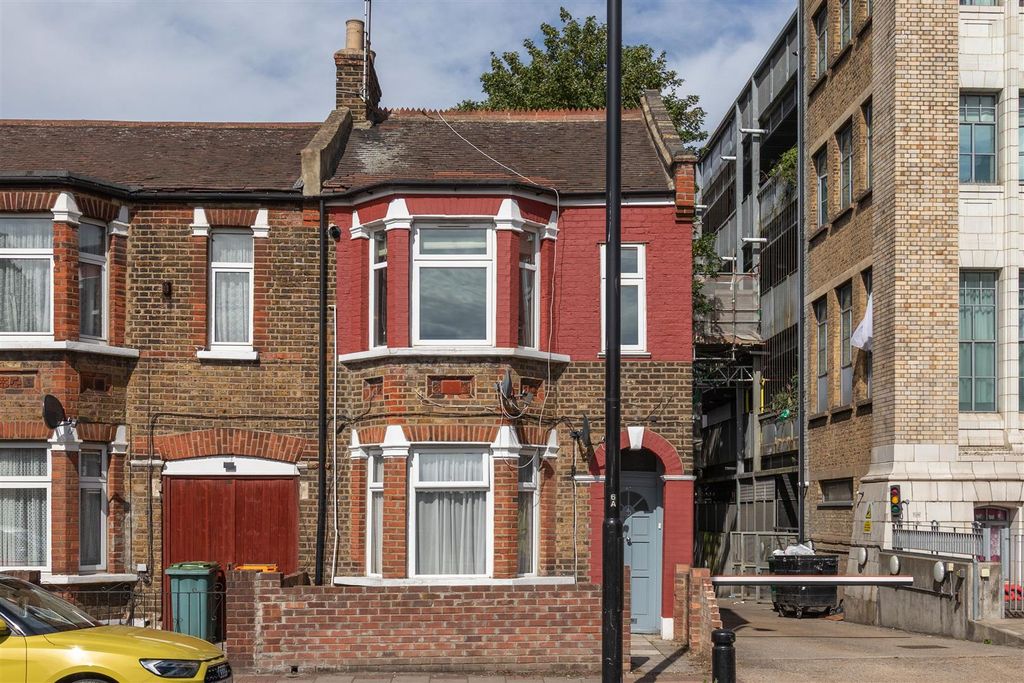 Property photo 1 of 18 Greengate Street, E13