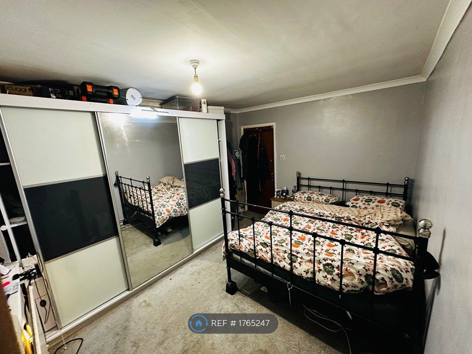 Property photo 3 of 8 Bedroom 1 Furnished King Size 3.U6m x 3.0m