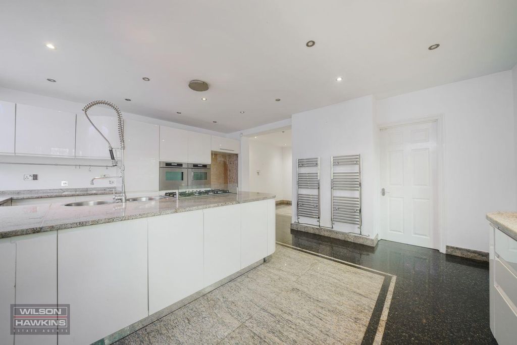 Property photo 3 of 19 The Squirrels, Mount Park Road - 3A3Sfyg8Jypm5U2Zc