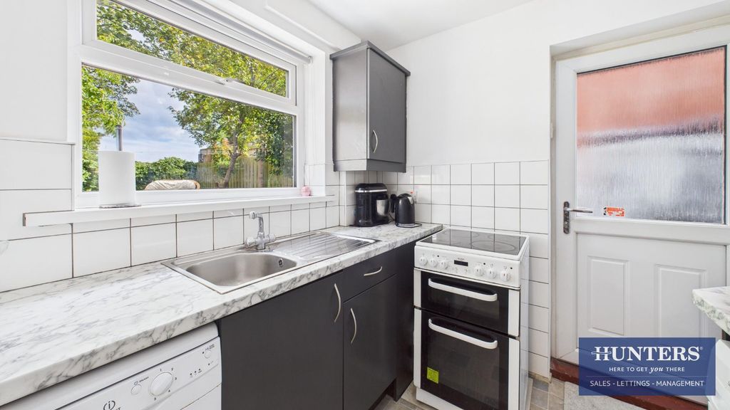 Property photo 3 of 8 Kitchen