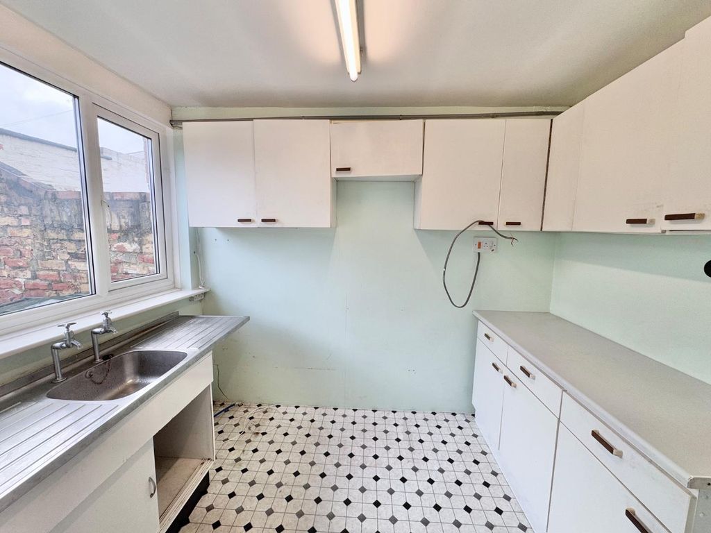 Property photo 3 of 11 Kitchen