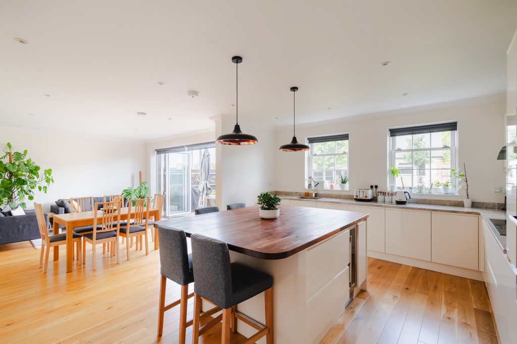 Property photo 3 of 37 8
