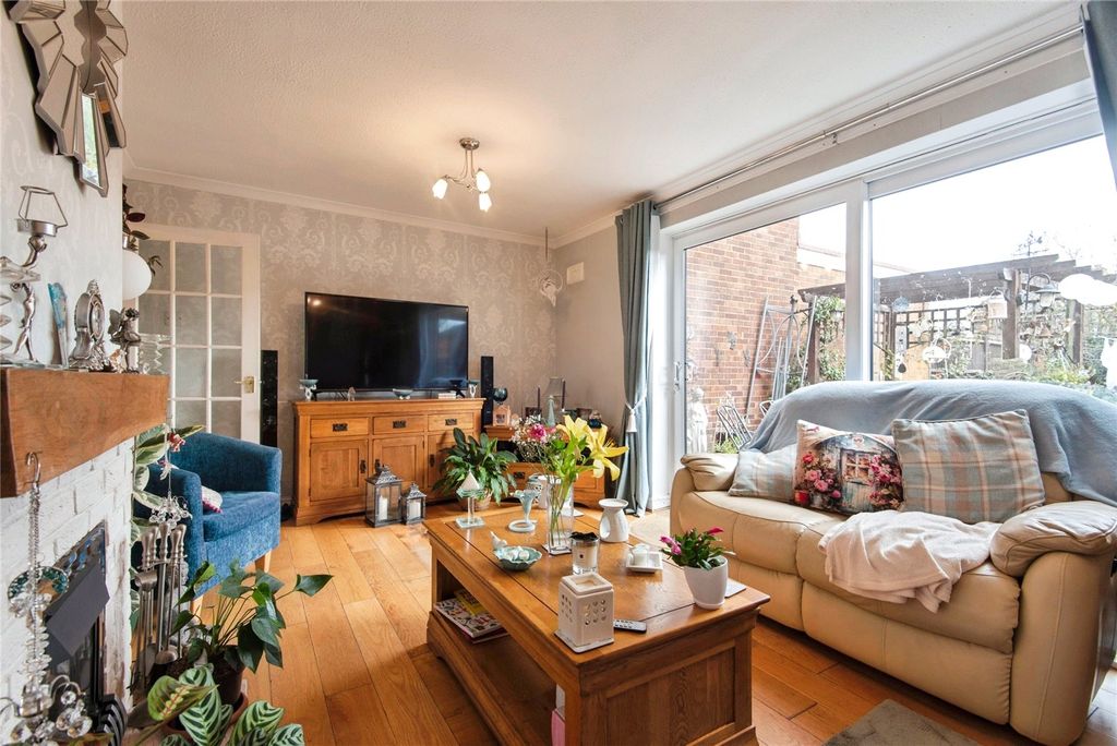 Property photo 2 of 16 Lounge