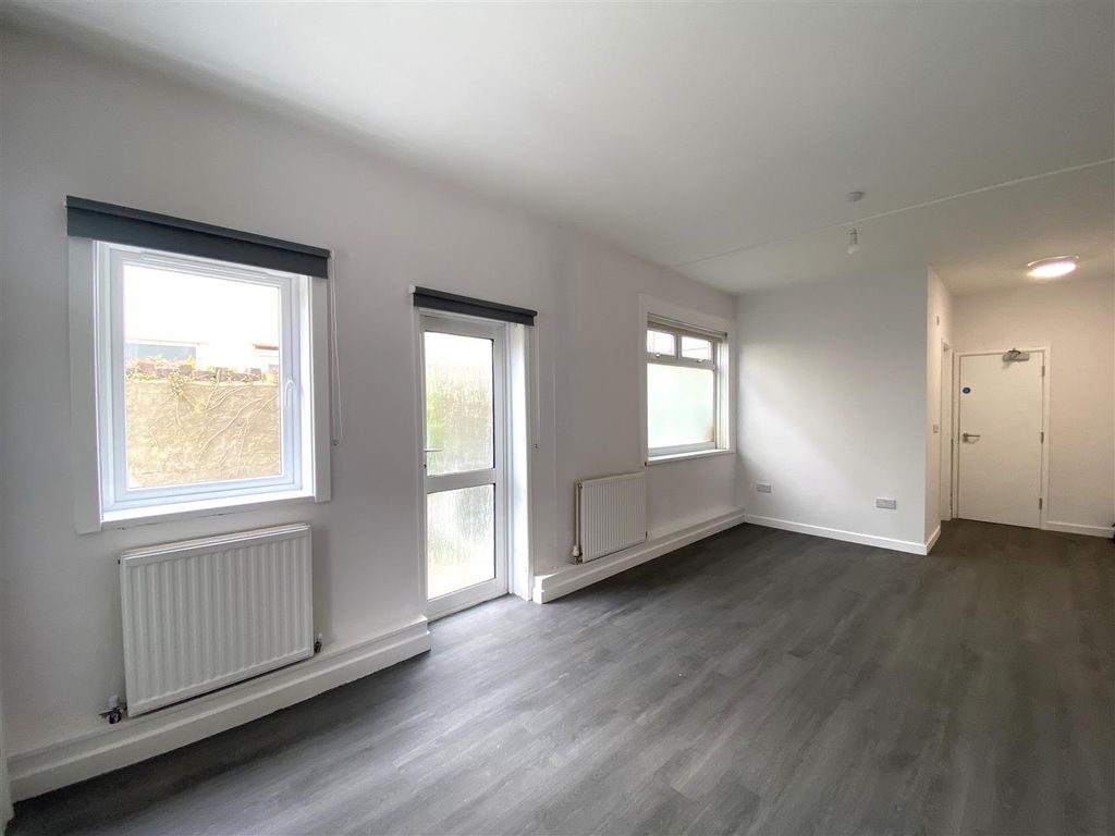 Property photo 3 of 9 Living 5.Jpeg