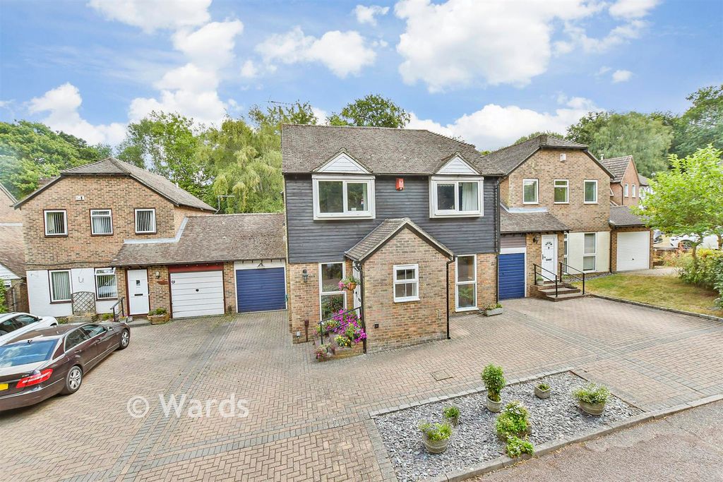 Property photo 1 of 11 External (Brochure)