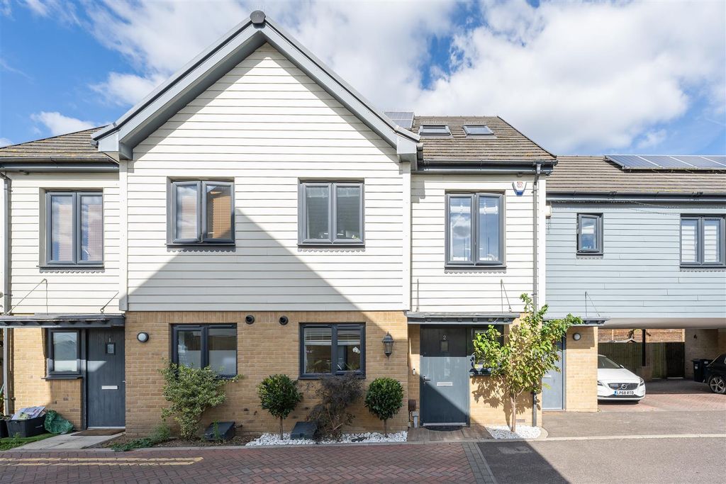 Property photo 1 of 27 Becket Close, E18