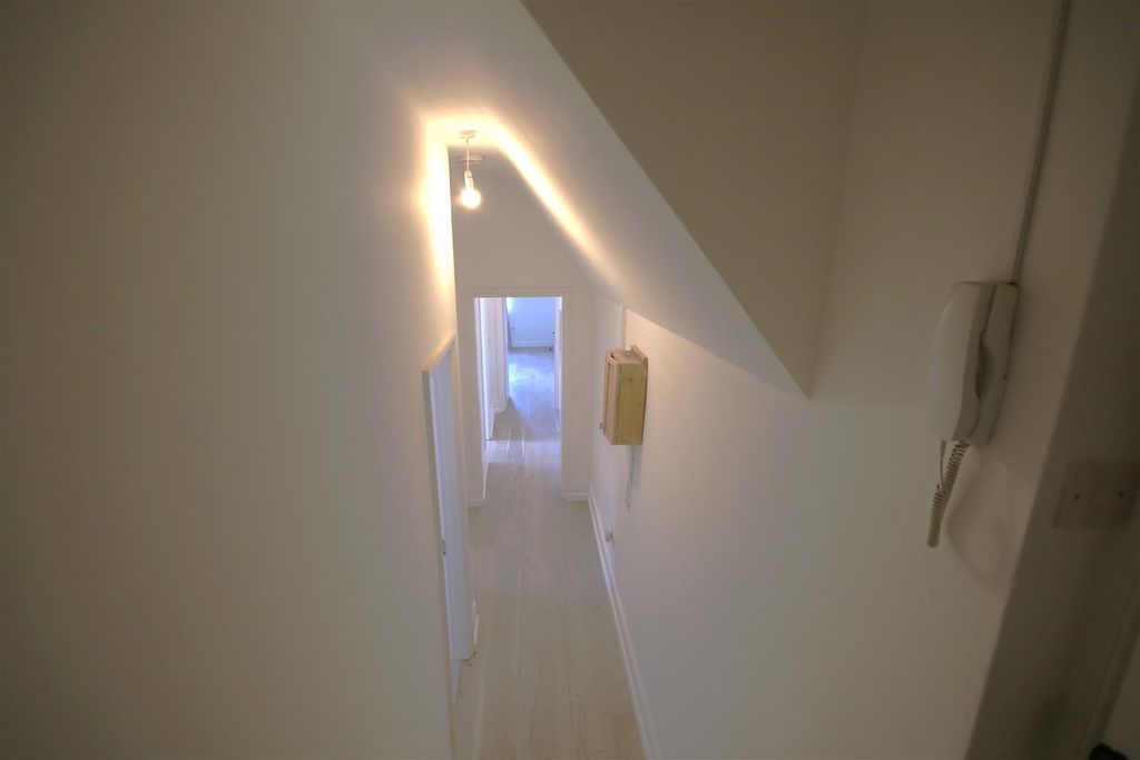 Property photo 3 of 14 Hall A.Jpg