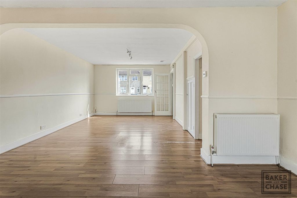 Property photo 2 of 21 Through Lounge