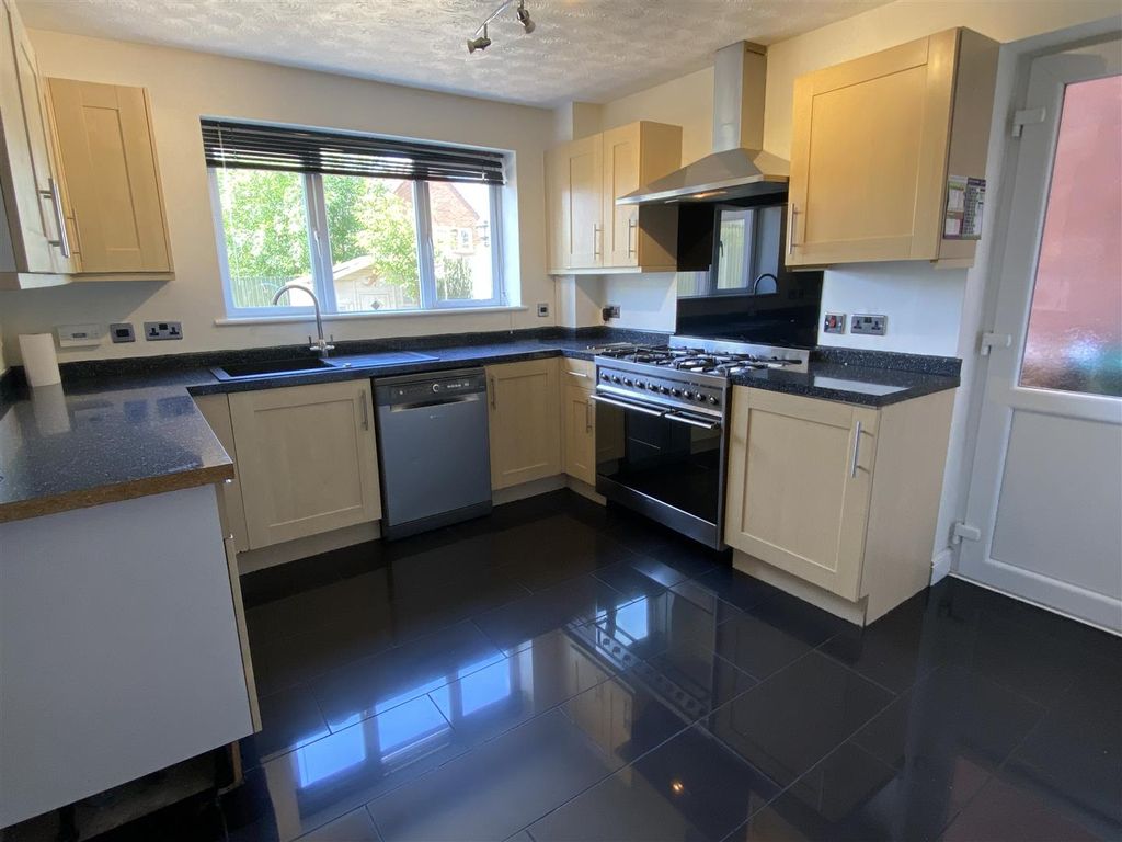 Property photo 2 of 24 Fitted Kitchen Incl Range