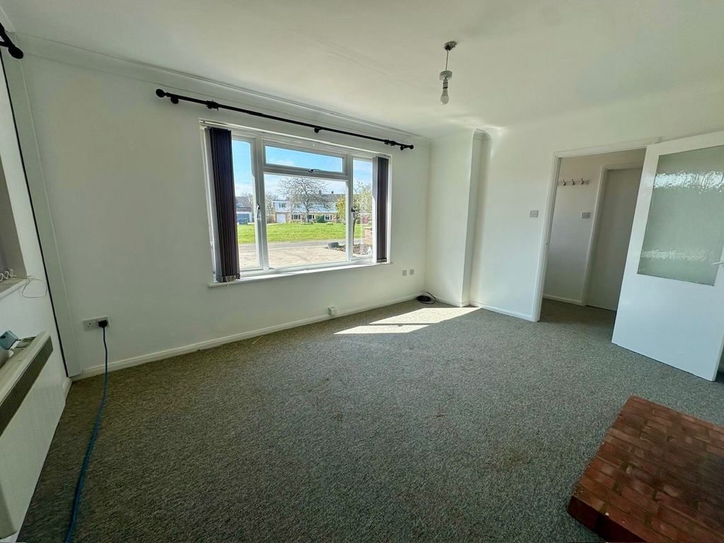 Property photo 3 of 14 Living Room
