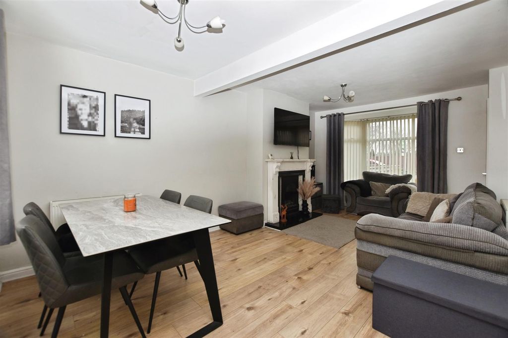 Property photo 3 of 11 Lounge / Diner