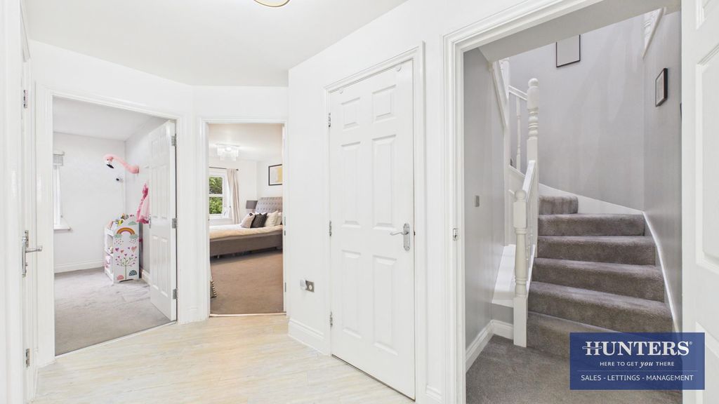 Property photo 2 of 17 Hallway