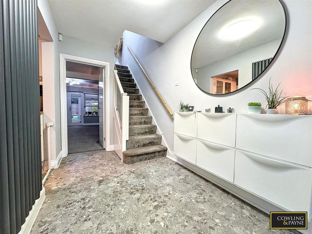 Property photo 3 of 21 Entrance Hall
